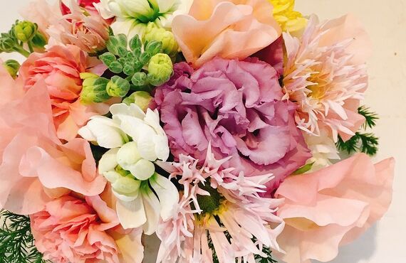 花つむぎではカップル向けのフラワーアレンジメントのレッスンを行います